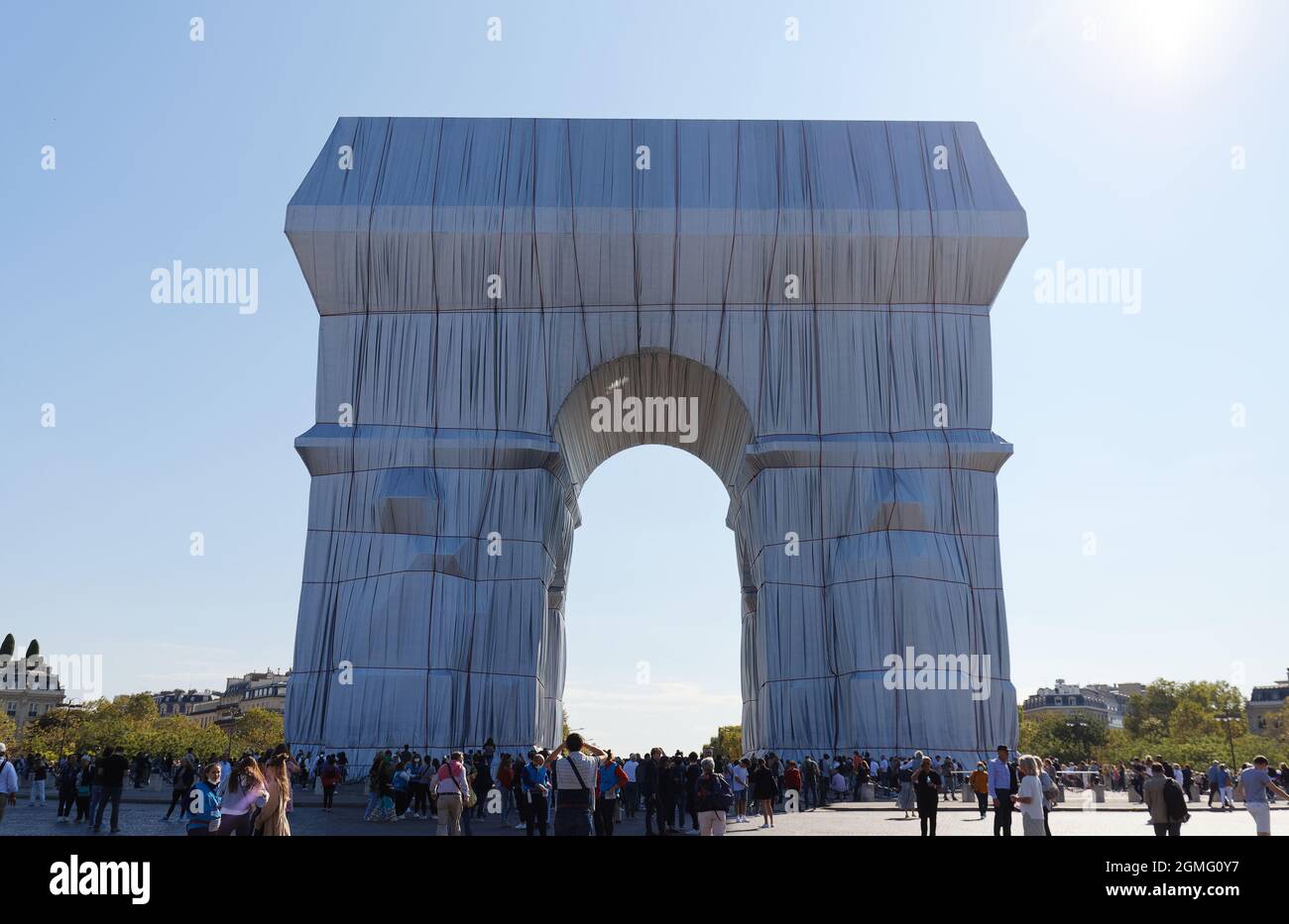 Paris, France-14 septembre 2021 : l'Arc de Triimphal à Paris, l'un des monuments les plus reconnus au monde, a été enveloppé dans un tissu bleu argenté comme un posth Banque D'Images