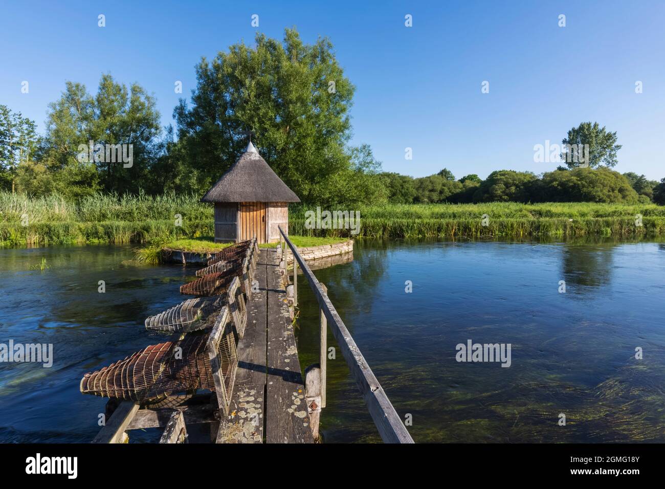 Angleterre, Hampshire, Test Valley, Stockbridge, Longstock, Domaine de Leckford, River Test et cabane traditionnelle de pêcheur de chaume Banque D'Images
