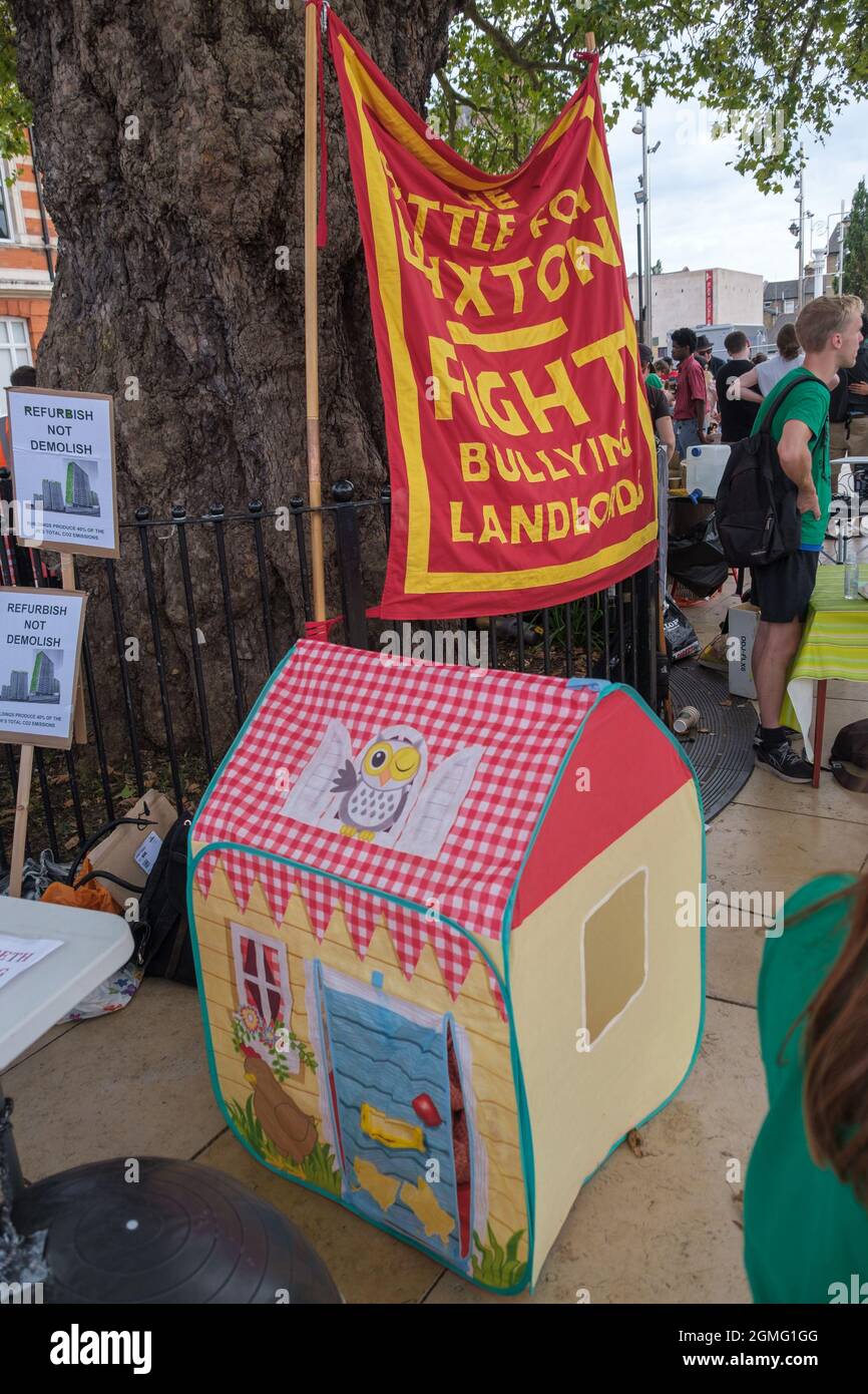 Londres, Royaume-Uni. 18 septembre 2021. La bataille de Brixton - combattre les propriétaires terriens. Les groupes communautaires de Brixton qui luttent contre la douceur se réunissent pour un rassemblement sur la place Windrush avec de la musique, des discours, des actions et de la bonne nourriture. Ils disent que le Conseil de Lambeth permet aux développeurs de décider de l'avenir de Brixton avec des développements tels que la tour Hondo par le milliardaire texan Taylor McWilliams, qui déplace les communautés et fait taire leur voix. Peter Marshall/Alay Live News Banque D'Images