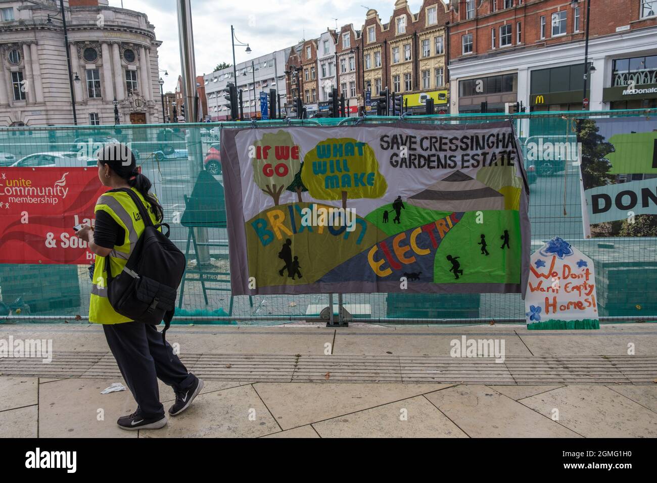 Londres, Royaume-Uni. 18 septembre 2021. Affiche pour Cressingham Gardens Estate - un conseil populaire domaine Lambeth Conseil veulent la démolir pour construire des maisons à vendre aux prix du marché. Les groupes communautaires de Brixton qui luttent contre la douceur se réunissent pour un rassemblement sur la place Windrush avec de la musique, des discours, des actions et de la bonne nourriture. Ils disent que le Conseil de Lambeth permet aux développeurs de décider de l'avenir de Brixton avec des développements tels que la tour Hondo par le milliardaire texan Taylor McWilliams, qui déplace les communautés et fait taire leur voix. Peter Marshall/Alay Live News Banque D'Images