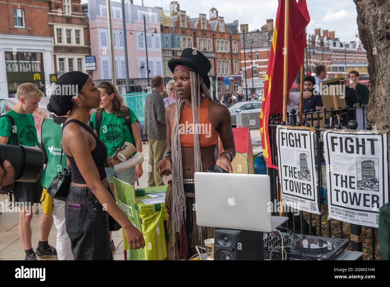 Londres, Royaume-Uni. 18 septembre 2021. Combattez la Tour - un immeuble de bureaux de 20 stœey que personne ne veut dans le centre de Brixton. Les groupes communautaires de Brixton qui luttent contre la douceur se réunissent pour un rassemblement sur la place Windrush avec de la musique, des discours, des actions et de la bonne nourriture. Ils disent que le Conseil de Lambeth permet aux développeurs de décider de l'avenir de Brixton avec des développements tels que la tour Hondo par le milliardaire texan Taylor McWilliams, qui déplace les communautés et fait taire leur voix. Peter Marshall/Alay Live News Banque D'Images