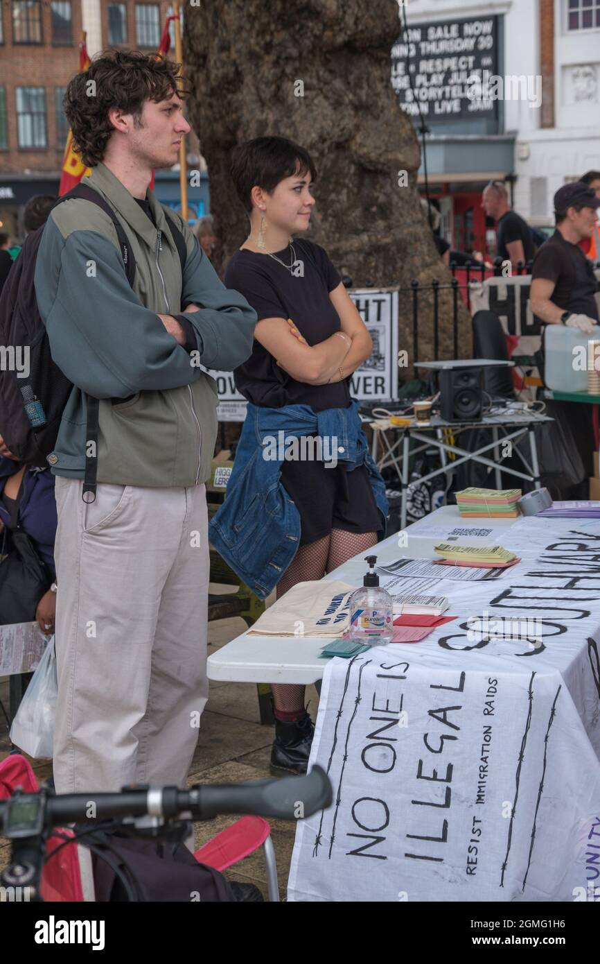 Londres, Royaume-Uni. 18 septembre 2021. Personne n'est illégal - résister aux aides à l'immigration. Les groupes communautaires de Brixton qui luttent contre la douceur se réunissent pour un rassemblement sur la place Windrush avec de la musique, des discours, des actions et de la bonne nourriture. Ils disent que le Conseil de Lambeth permet aux développeurs de décider de l'avenir de Brixton avec des développements tels que la tour Hondo par le milliardaire texan Taylor McWilliams, qui déplace les communautés et fait taire leur voix. Peter Marshall/Alay Live News Banque D'Images
