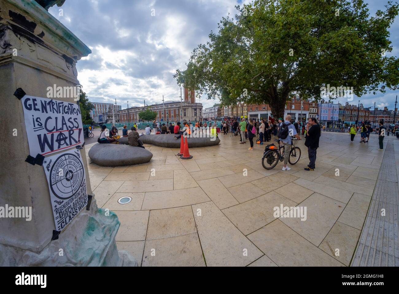 Londres, Royaume-Uni. 18 septembre 2021. La gentrification est la guerre de classe. Les groupes communautaires de Brixton qui luttent contre la douceur se réunissent pour un rassemblement sur la place Windrush avec de la musique, des discours, des actions et de la bonne nourriture. Ils disent que le Conseil de Lambeth permet aux développeurs de décider de l'avenir de Brixton avec des développements tels que la tour Hondo par le milliardaire texan Taylor McWilliams, qui déplace les communautés et fait taire leur voix. Peter Marshall/Alay Live News Banque D'Images