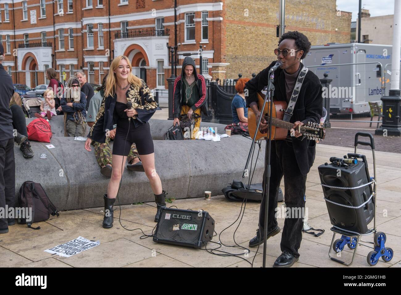 Londres, Royaume-Uni. 18 septembre 2021. Ryguy et Izzy proposent de la musique live. Les groupes communautaires de Brixton qui luttent contre la douceur se réunissent pour un rassemblement sur la place Windrush avec de la musique, des discours, des actions et de la bonne nourriture. Ils disent que le Conseil de Lambeth permet aux développeurs de décider de l'avenir de Brixton avec des développements tels que la tour Hondo par le milliardaire texan Taylor McWilliams, qui déplace les communautés et fait taire leur voix. Peter Marshall/Alay Live News Banque D'Images