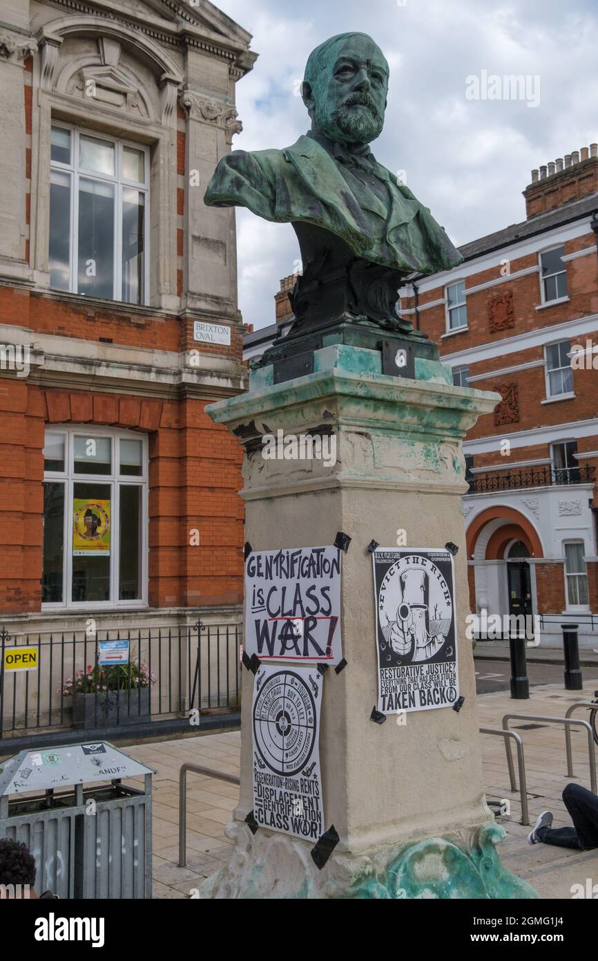 Londres, Royaume-Uni. 18 septembre 2021. La gentrification, c'est la guerre des classes ! Sur la statue de Sir Henry Tate, qui est entré en affaires après l'abolition de l'esclavage mais dans le commerce du sucre qui avait des racines profondément ancrées. Les groupes communautaires de Brixton qui luttent contre la douceur se réunissent pour un rassemblement sur la place Windrush avec de la musique, des discours, des actions et de la bonne nourriture. Ils disent que le Conseil de Lambeth permet aux développeurs de décider de l'avenir de Brixton avec des développements tels que la tour Hondo par le milliardaire texan Taylor McWilliams, qui déplace les communautés et fait taire leur voix. Peter Marshall/Alay Live News Banque D'Images