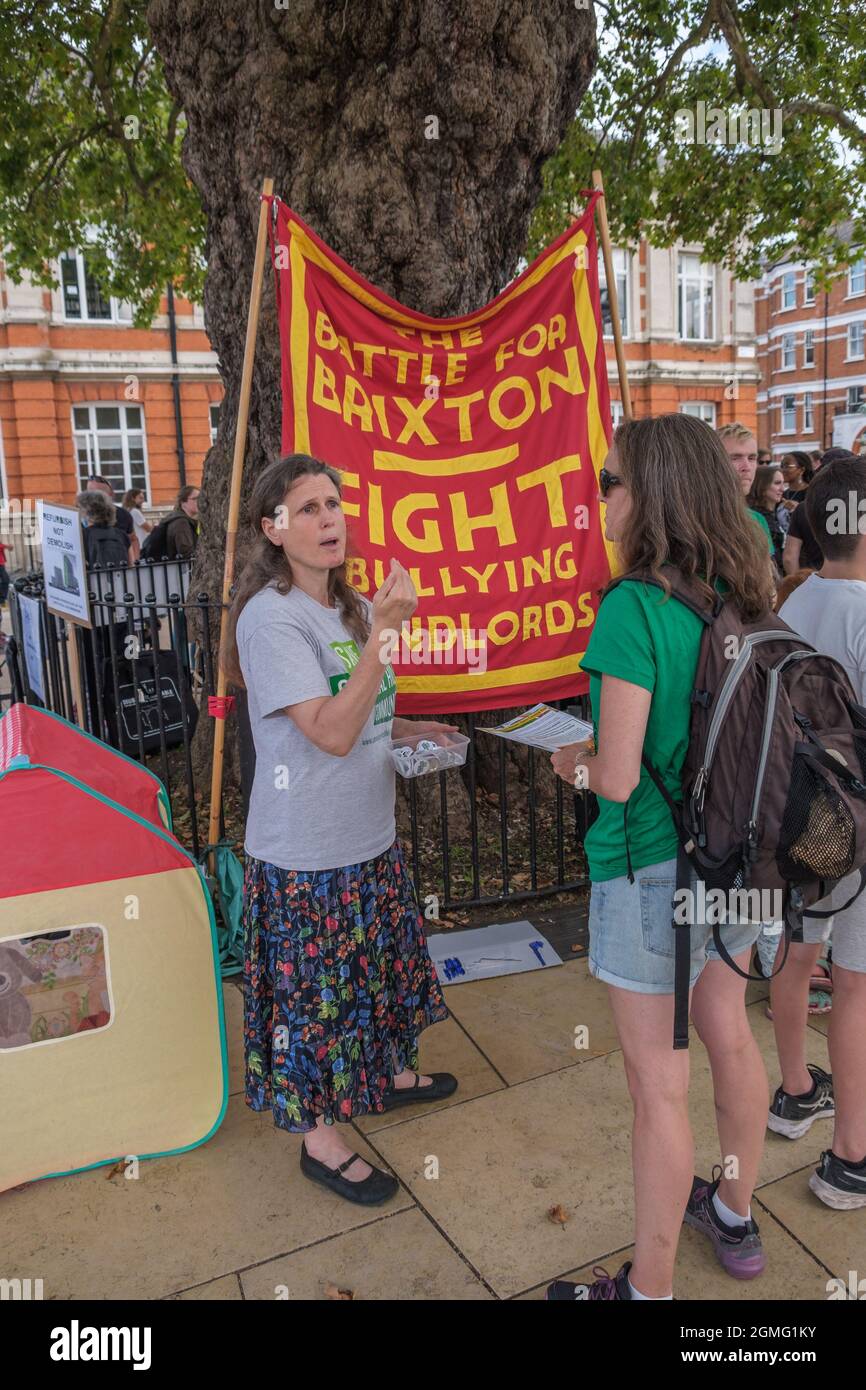 Londres, Royaume-Uni. 18 septembre 2021. La bataille pour Brixton - lutte contre les propriétaires terriens - et un militant de Central Hill Estate. Les groupes communautaires de Brixton qui luttent contre la douceur se réunissent pour un rassemblement sur la place Windrush avec de la musique, des discours, des actions et de la bonne nourriture. Ils disent que le Conseil de Lambeth permet aux développeurs de décider de l'avenir de Brixton avec des développements tels que la tour Hondo par le milliardaire texan Taylor McWilliams, qui déplace les communautés et fait taire leur voix. Peter Marshall/Alay Live News Banque D'Images
