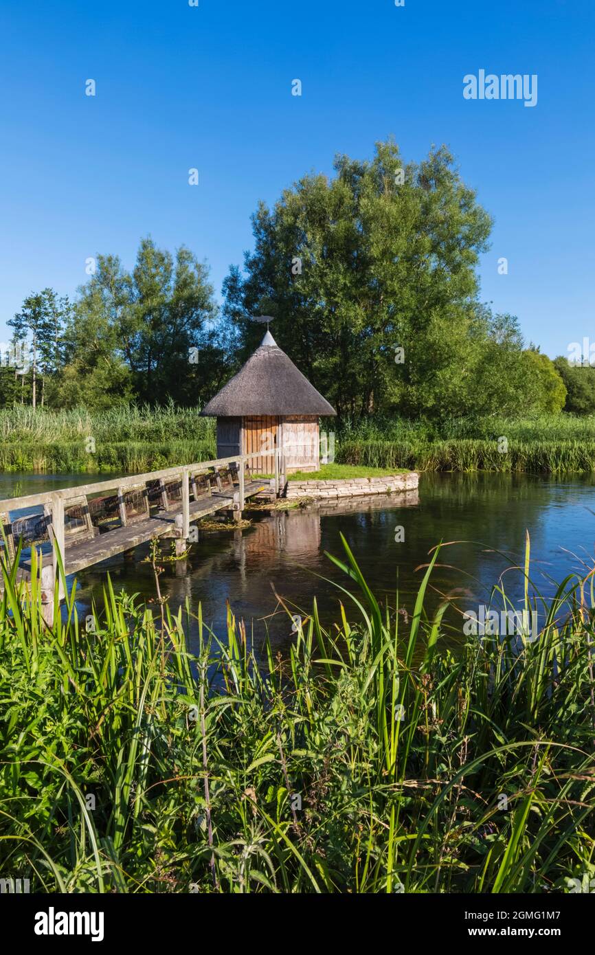 Angleterre, Hampshire, Test Valley, Stockbridge, Longstock, Domaine de Leckford, River Test et cabane traditionnelle de pêcheur de chaume Banque D'Images