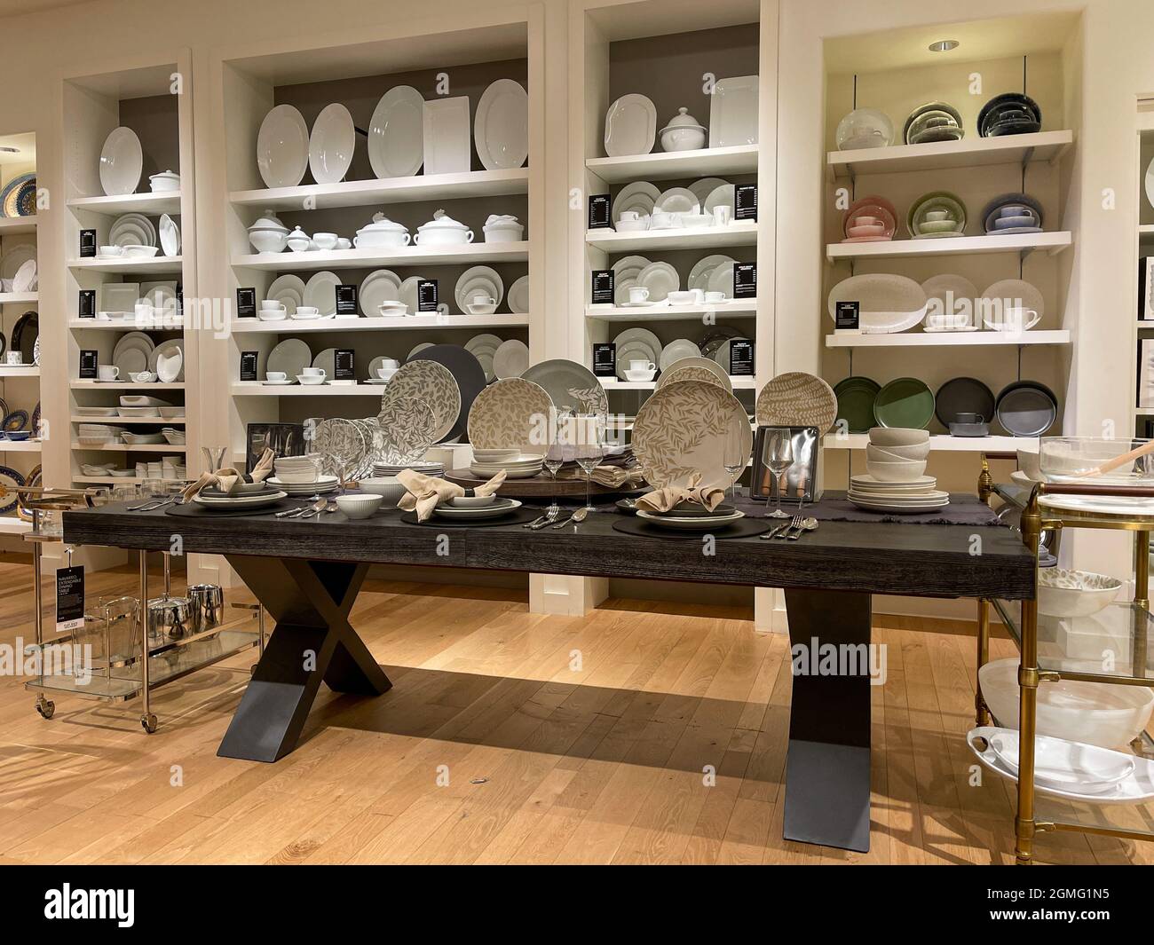 Orlando, FL USA - 9 septembre 2021 : une table avec vaisselle, argenterie et lunettes dans un magasin Williams Sonoma situé dans un centre commercial intérieur d'Orlando, Flo Banque D'Images