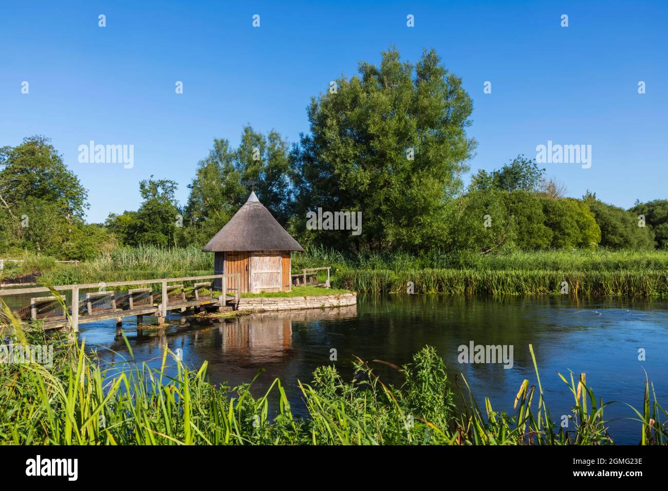 Angleterre, Hampshire, Test Valley, Stockbridge, Longstock, Domaine de Leckford, River Test et cabane traditionnelle de pêcheur de chaume Banque D'Images