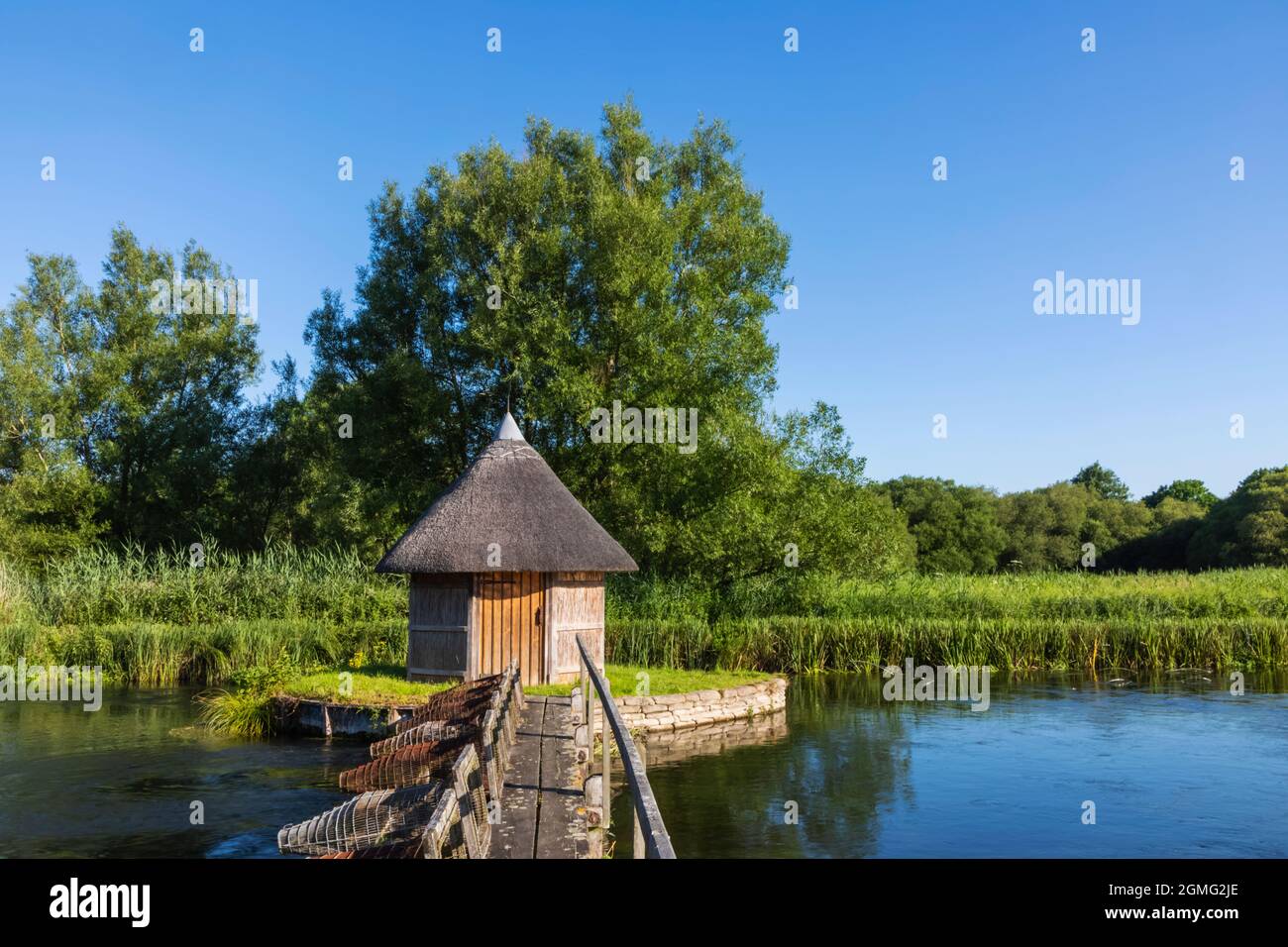 Angleterre, Hampshire, Test Valley, Stockbridge, Longstock, Domaine de Leckford, River Test et cabane traditionnelle de pêcheur de chaume Banque D'Images