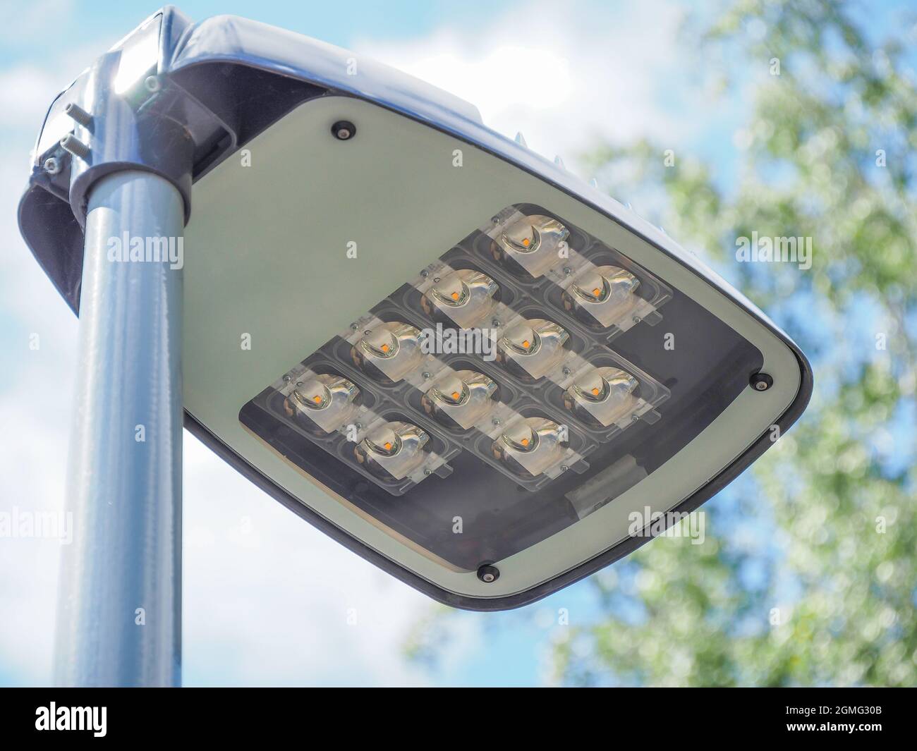 LAMPADAIRE LED avec détails et arbres à l'arrière-plan Banque D'Images