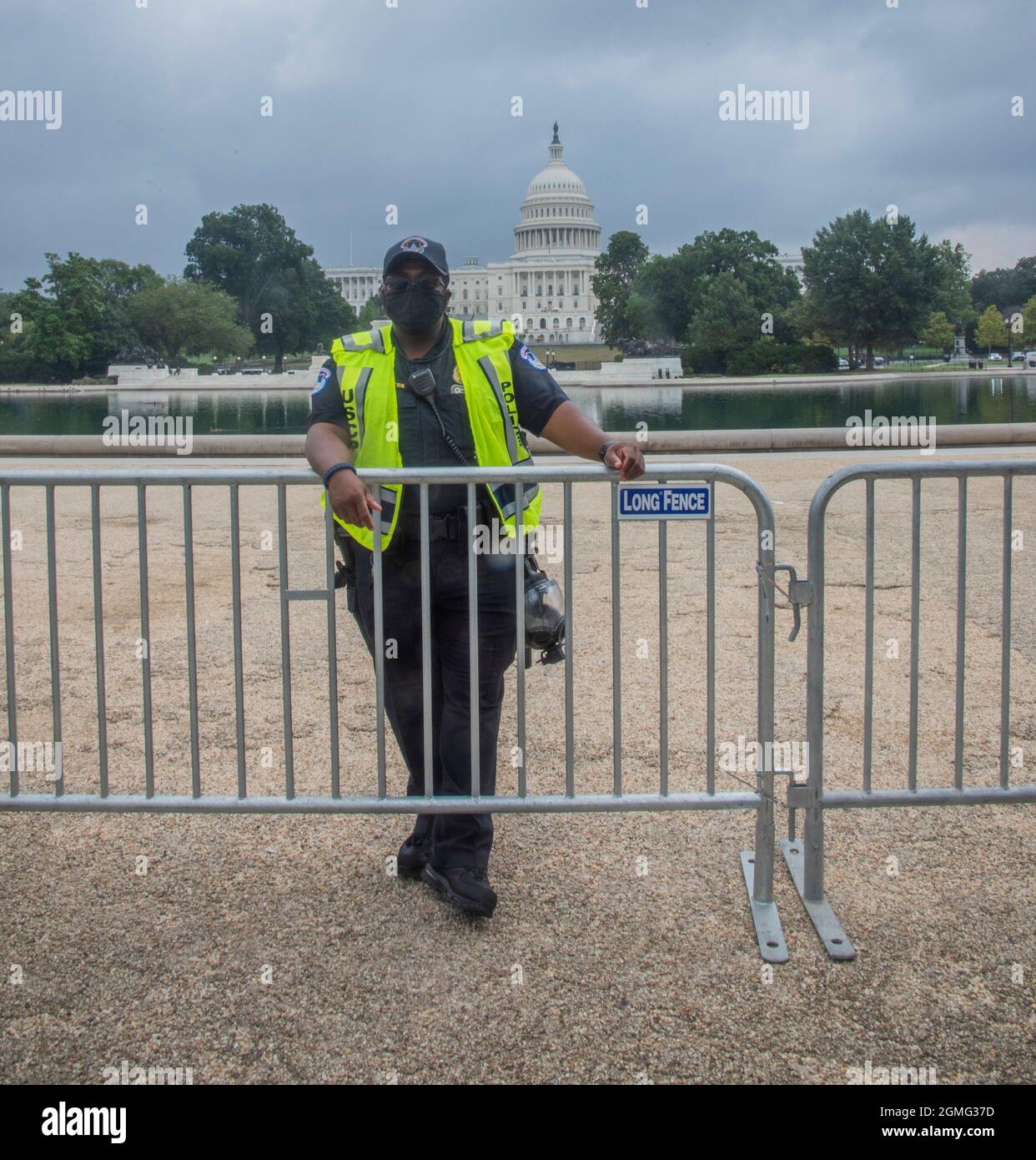 Washington DC, 18 septembre 2021, États-Unis : un membre de la police du Capitole des États-Unis se tient derrière une barrière. Le rassemblement Justice pour J6 a lieu dans l'ombre Banque D'Images