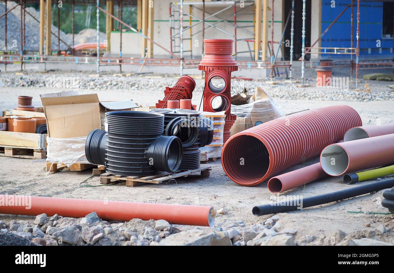 Divers tuyaux en plastique et autres matériaux sur le chantier de construction Banque D'Images