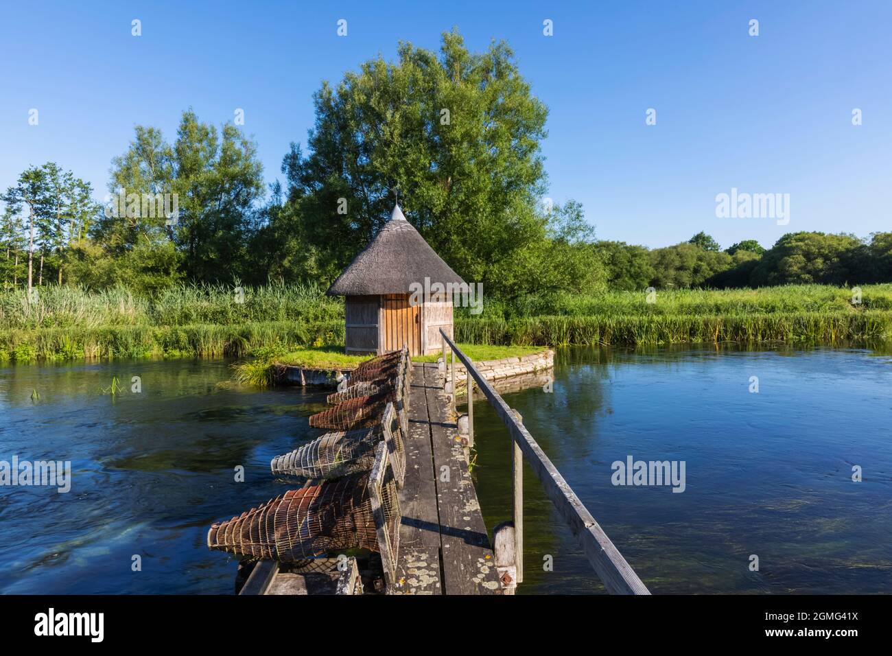 Angleterre, Hampshire, Test Valley, Stockbridge, Longstock, Domaine de Leckford, River Test et cabane traditionnelle de pêcheur de chaume Banque D'Images
