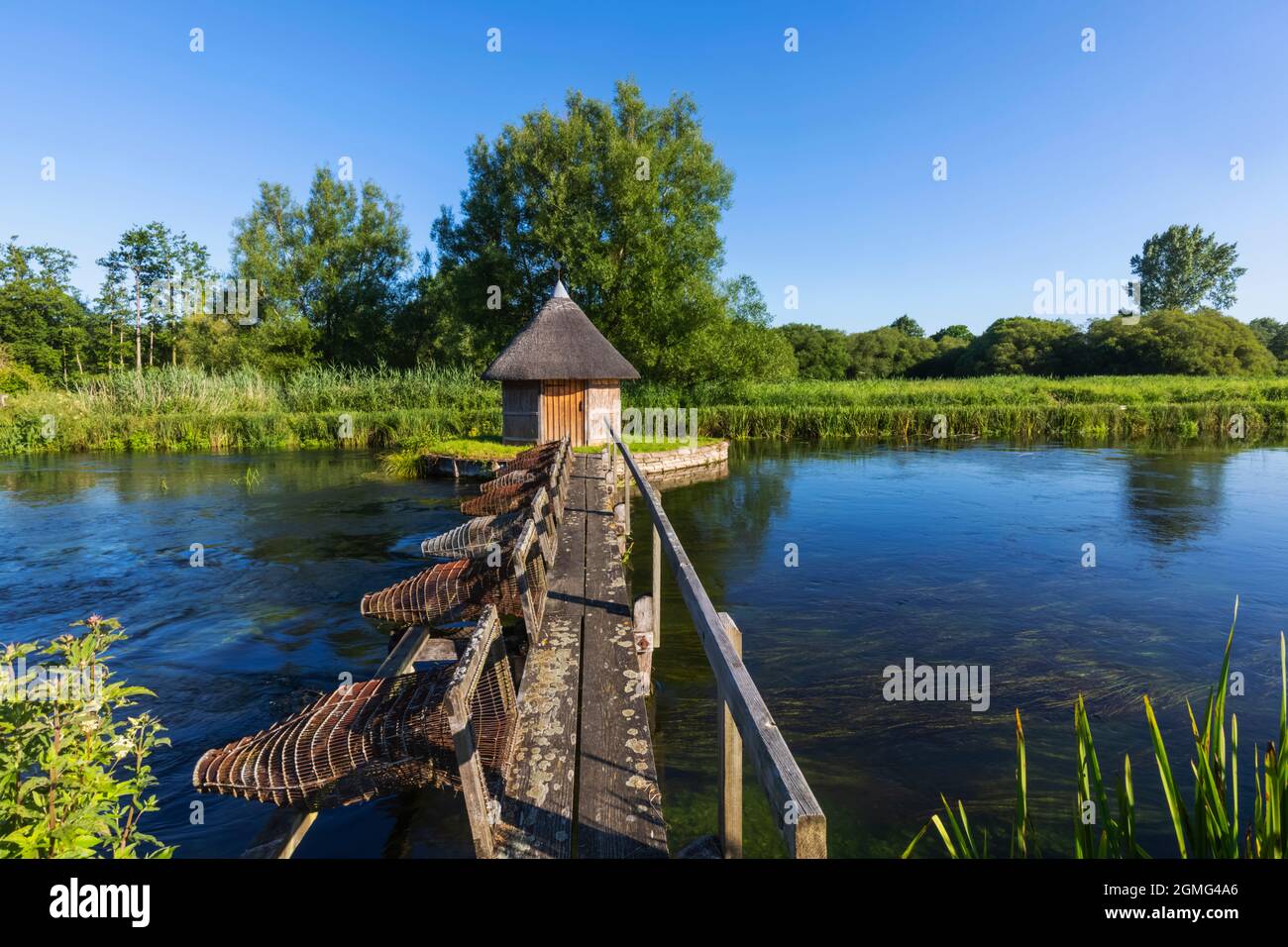 Angleterre, Hampshire, Test Valley, Stockbridge, Longstock, Domaine de Leckford, River Test et cabane traditionnelle de pêcheur de chaume Banque D'Images