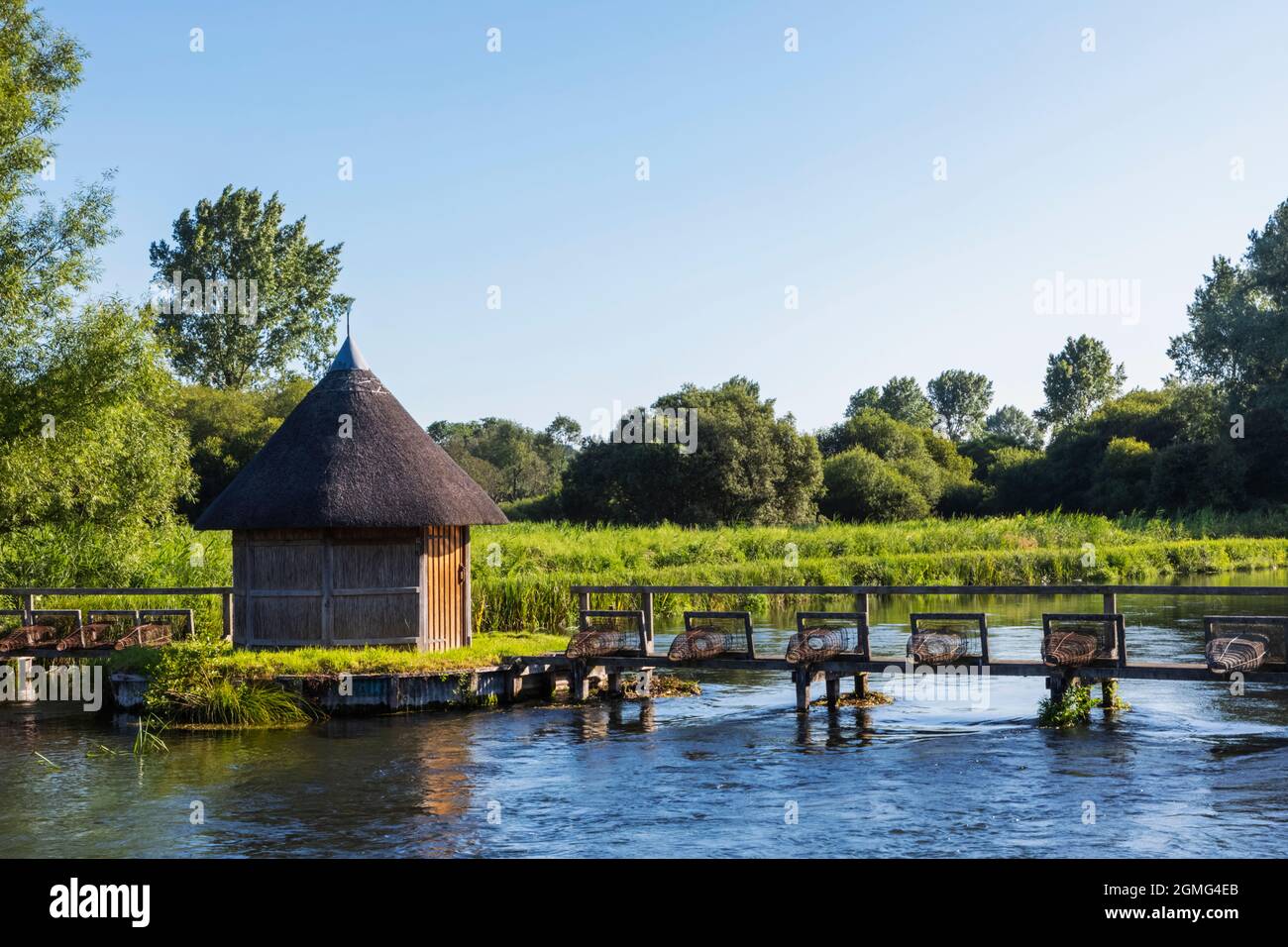Angleterre, Hampshire, Test Valley, Stockbridge, Longstock, Domaine de Leckford, River Test et cabane traditionnelle de pêcheur de chaume Banque D'Images