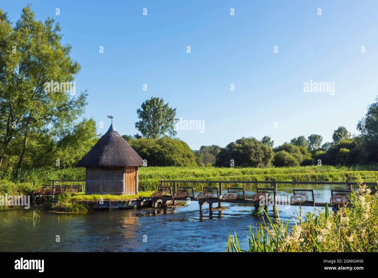 Angleterre, Hampshire, Test Valley, Stockbridge, Longstock, Domaine de Leckford, River Test et cabane traditionnelle de pêcheur de chaume Banque D'Images