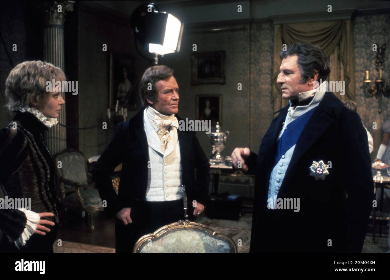 SARAH MILES JOHN MILLS comme Canning et LAURENCE OLIVIER comme le duc de Wellington sur le décor couleur Candid pendant le tournage de LADY CAROLINE LAMB 1972 réalisateur / écrivain ROBERT BOLT costume design David Walker musique Richard Rodney Bennett direction artistique Carmen Dillon British - la coproduction italienne Pulsar Productions / vidéos Cinematografica / G.E.C. / demain divertissement / MGM - EMI Banque D'Images