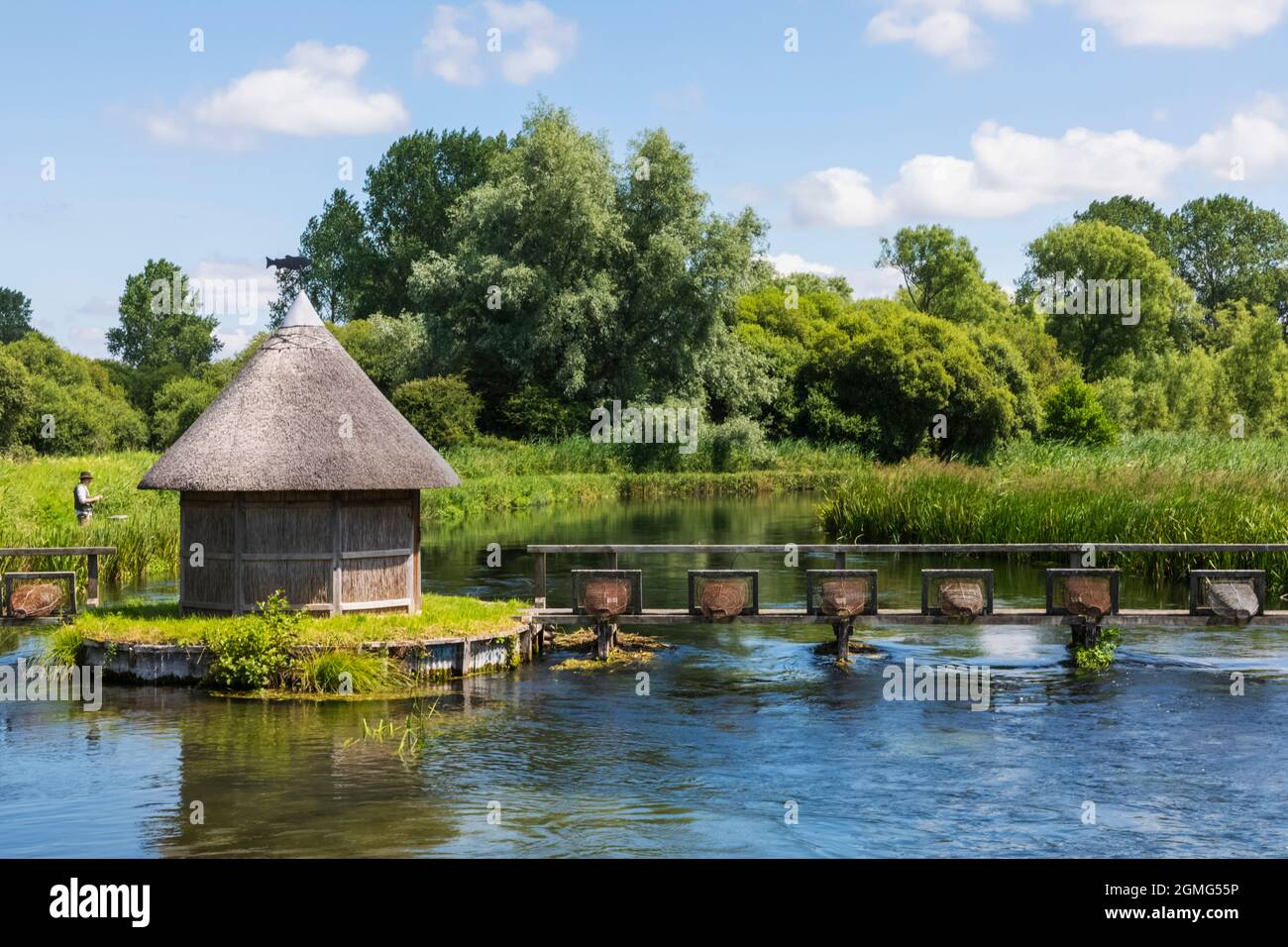 Angleterre, Hampshire, Test Valley, Stockbridge, Longstock, Domaine de Leckford, River Test et cabane traditionnelle de pêcheur de chaume Banque D'Images