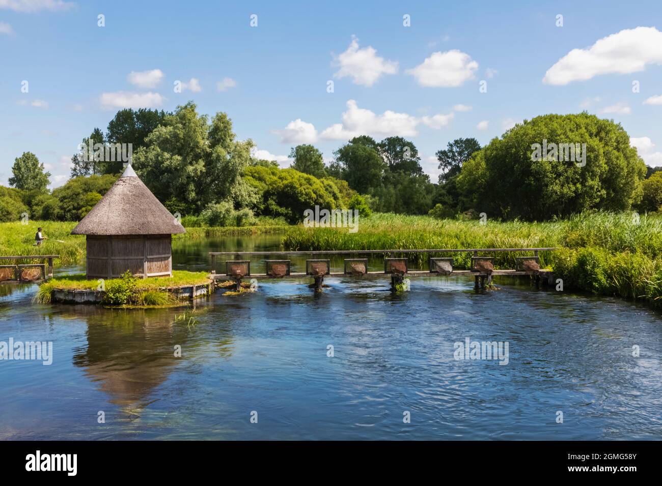 Angleterre, Hampshire, Test Valley, Stockbridge, Longstock, Domaine de Leckford, River Test et cabane traditionnelle de pêcheur de chaume Banque D'Images