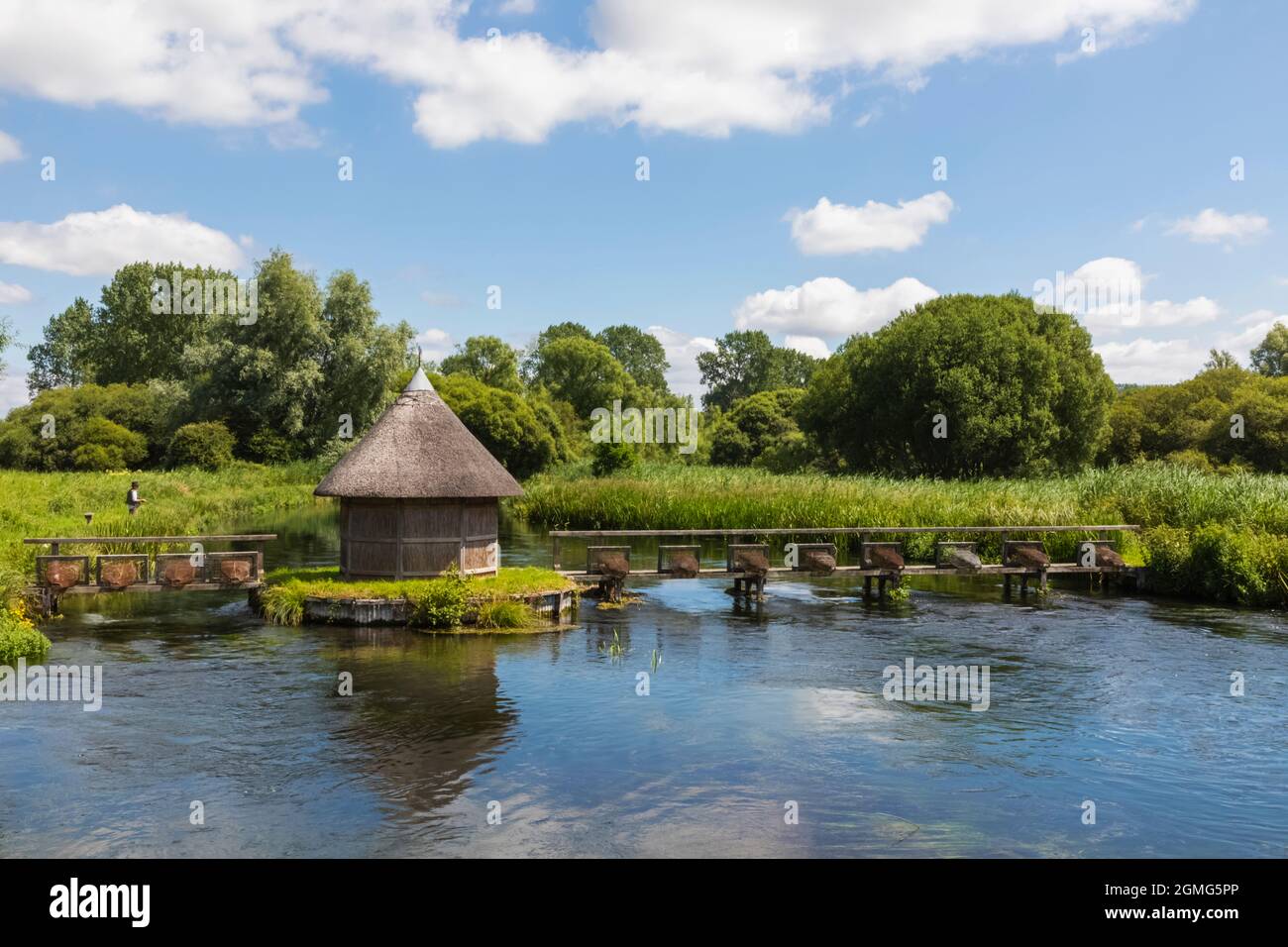 Angleterre, Hampshire, Test Valley, Stockbridge, Longstock, Domaine de Leckford, River Test et cabane traditionnelle de pêcheur de chaume Banque D'Images