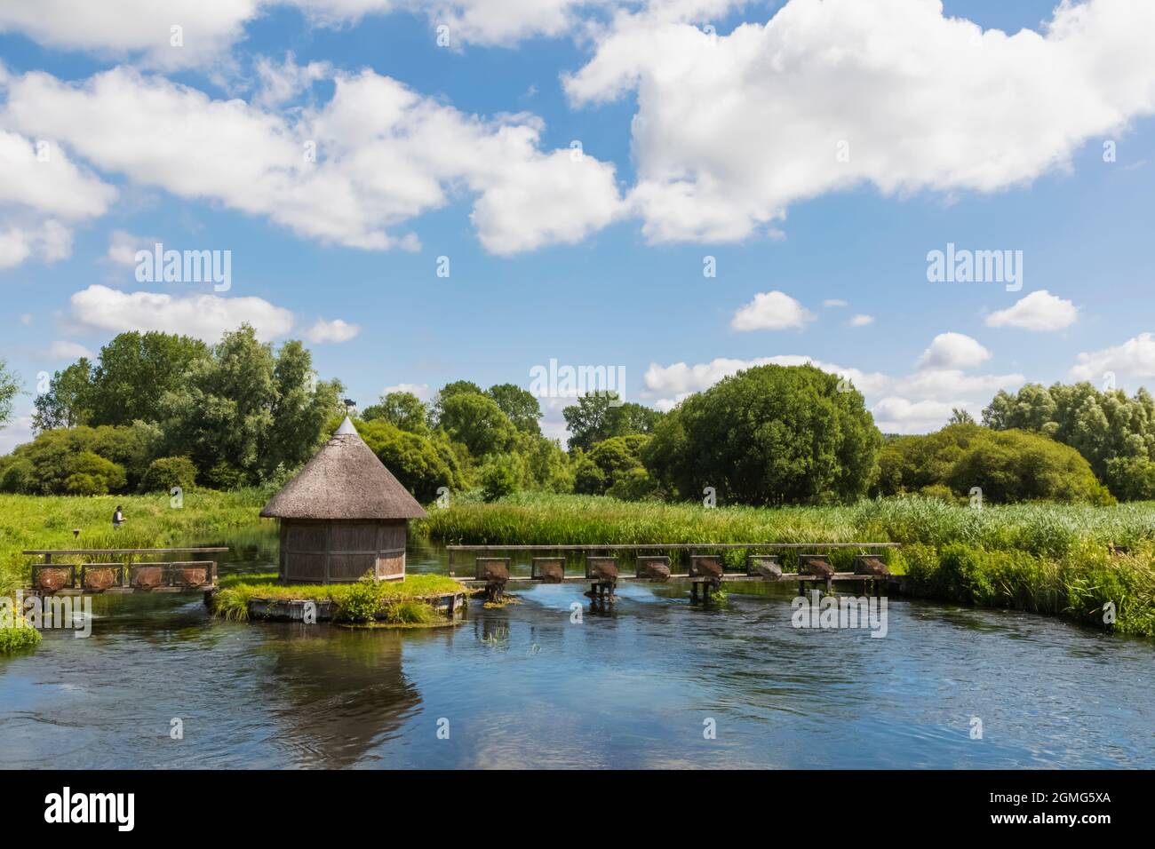 Angleterre, Hampshire, Test Valley, Stockbridge, Longstock, Domaine de Leckford, River Test et cabane traditionnelle de pêcheur de chaume Banque D'Images
