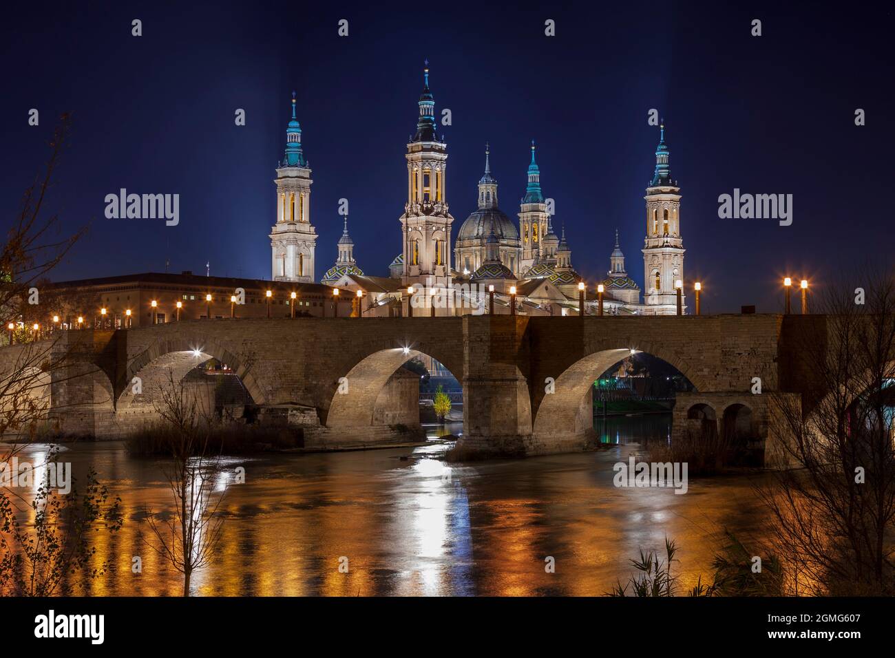 Basilique catholique El Pilar qui réfléchit sur la rivière Ebro. Saragosse, Espagne Banque D'Images