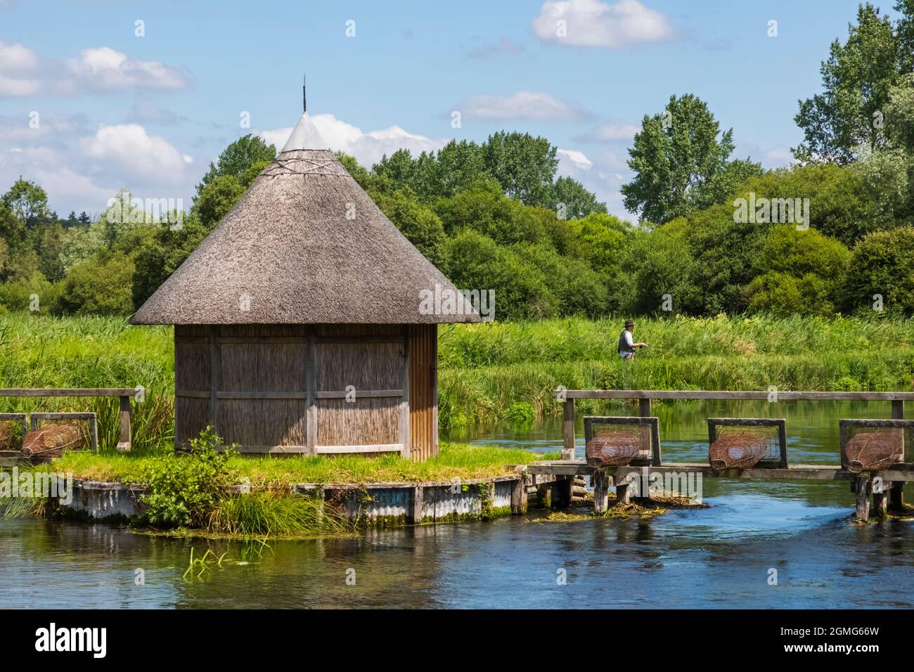Angleterre, Hampshire, Test Valley, Stockbridge, Longstock, Domaine de Leckford, River Test et cabane traditionnelle de pêcheur de chaume Banque D'Images