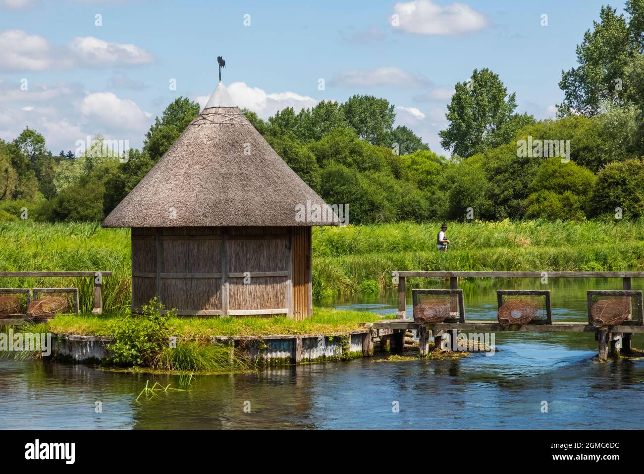 Angleterre, Hampshire, Test Valley, Stockbridge, Longstock, Domaine de Leckford, River Test et cabane traditionnelle de pêcheur de chaume Banque D'Images