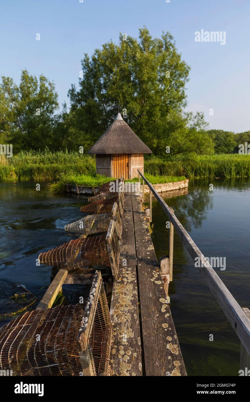 Angleterre, Hampshire, Test Valley, Stockbridge, Longstock, Domaine de Leckford, River Test et cabane traditionnelle de pêcheur de chaume Banque D'Images