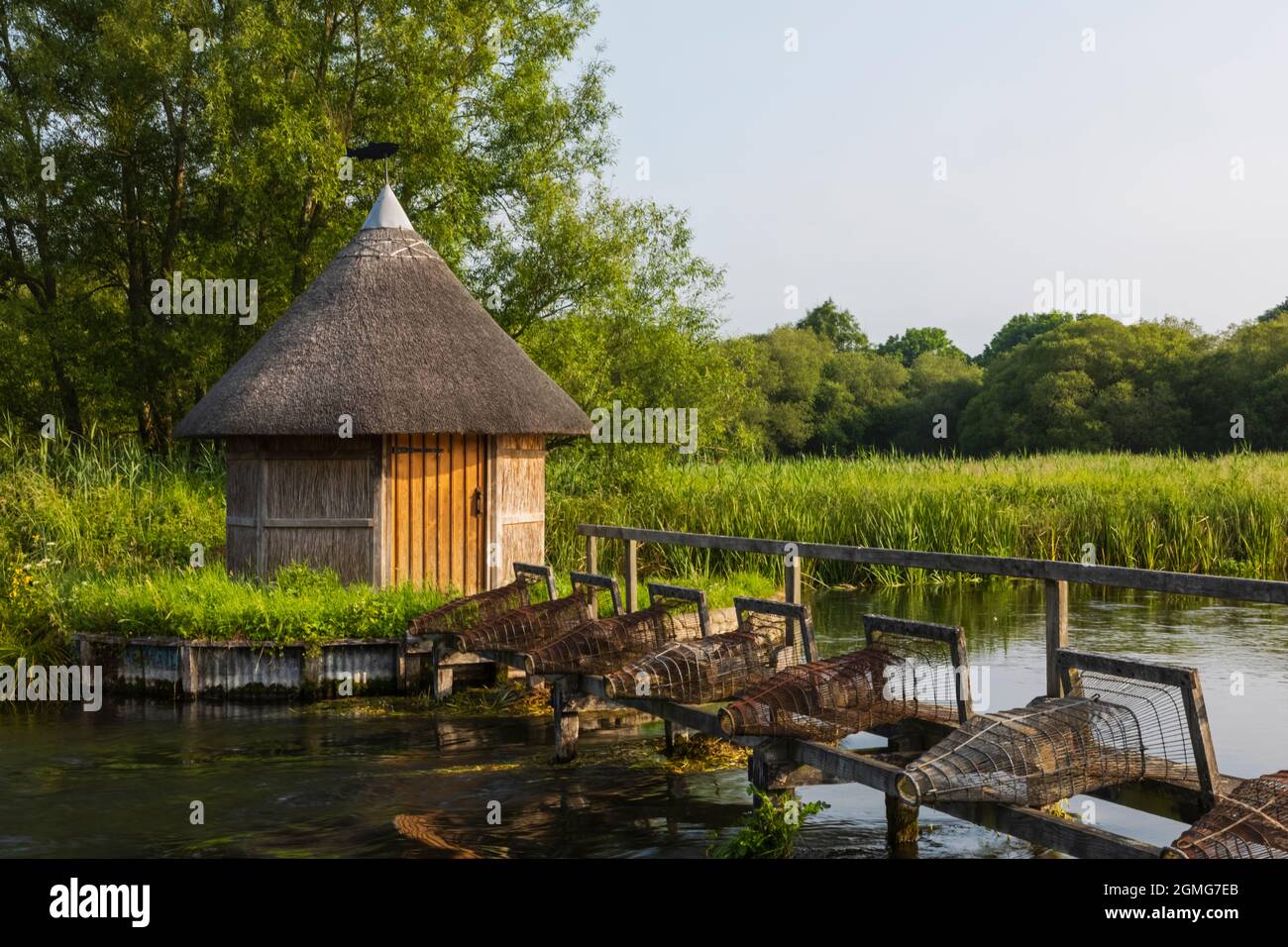 Angleterre, Hampshire, Test Valley, Stockbridge, Longstock, Domaine de Leckford, River Test et cabane traditionnelle de pêcheur de chaume Banque D'Images