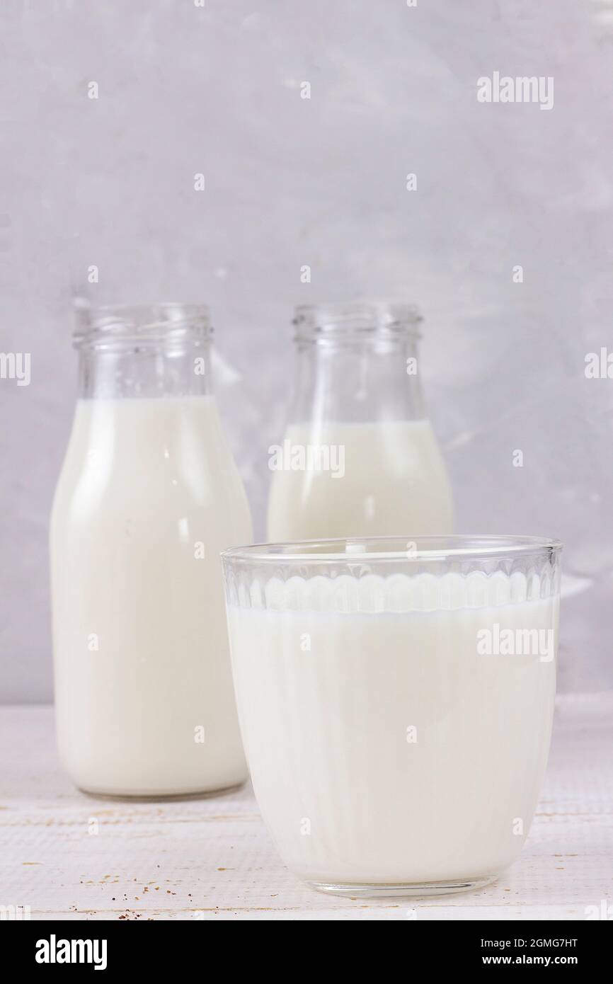 Lait frais savoureux sur fond de bois blanc. Un verre de lait. Lait. Espace de copie Banque D'Images