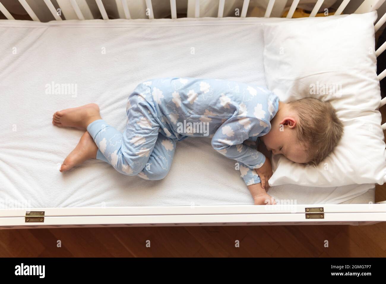 Vue Du Haut Mignon Petit 2 3 Ans Enfant Enfant D Age Prescolaire Dormir Doucement Dans Un Lit De Bebe Blanc Pendant Le Dejeuner Temps De Repos Dans Un Pyjama Bleu Avec Un Oreiller