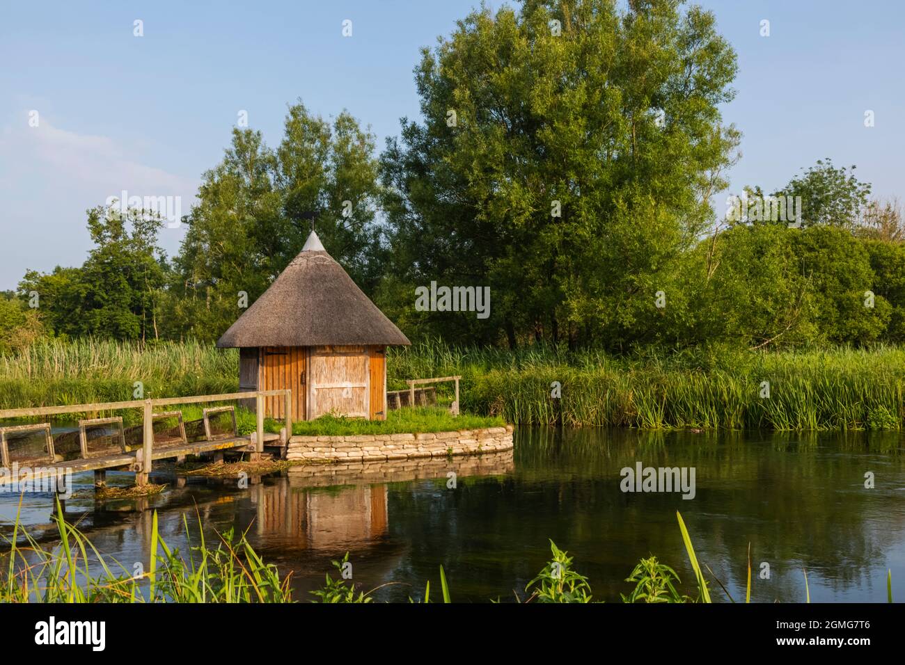 Angleterre, Hampshire, Test Valley, Stockbridge, Longstock, Domaine de Leckford, River Test et cabane traditionnelle de pêcheur de chaume Banque D'Images