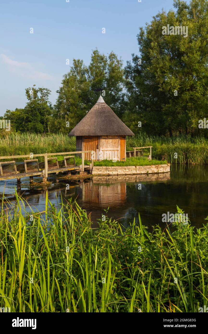 Angleterre, Hampshire, Test Valley, Stockbridge, Longstock, Domaine de Leckford, River Test et cabane traditionnelle de pêcheur de chaume Banque D'Images