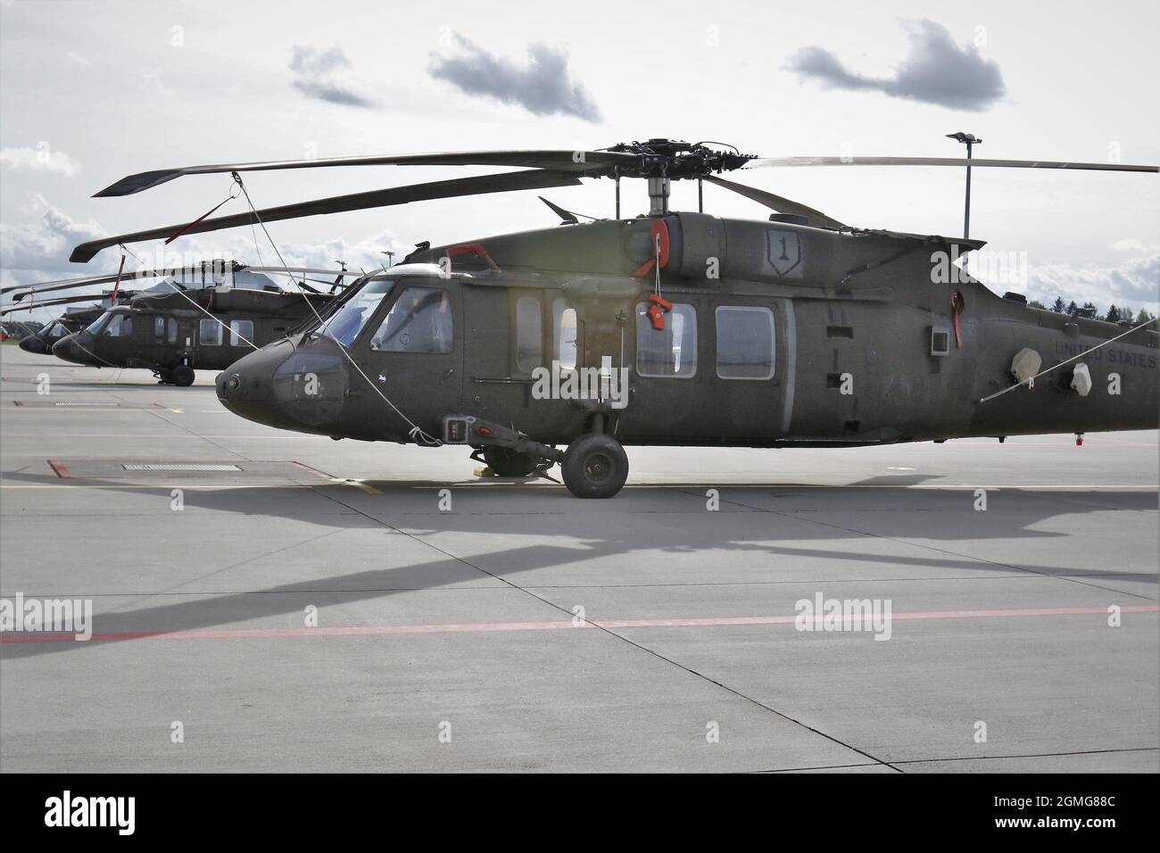 DES hélicoptères UH-60 'Black Hawk' sont en ligne sur la piste de la base aérienne de Lielvārde, en Lettonie, le 14 septembre. La Lettonie est un partenaire précieux, un allié fort et un ami proche. La relation entre les États-Unis et la Lettonie permet un soutien large et à plusieurs facettes au groupe de bataille de l’OTAN sur la Lettonie avec une force crédible pour décourager les menaces et préserver la paix. (É.-U. Photo de l'armée par le Sgt. Adam M. Manternach) Banque D'Images