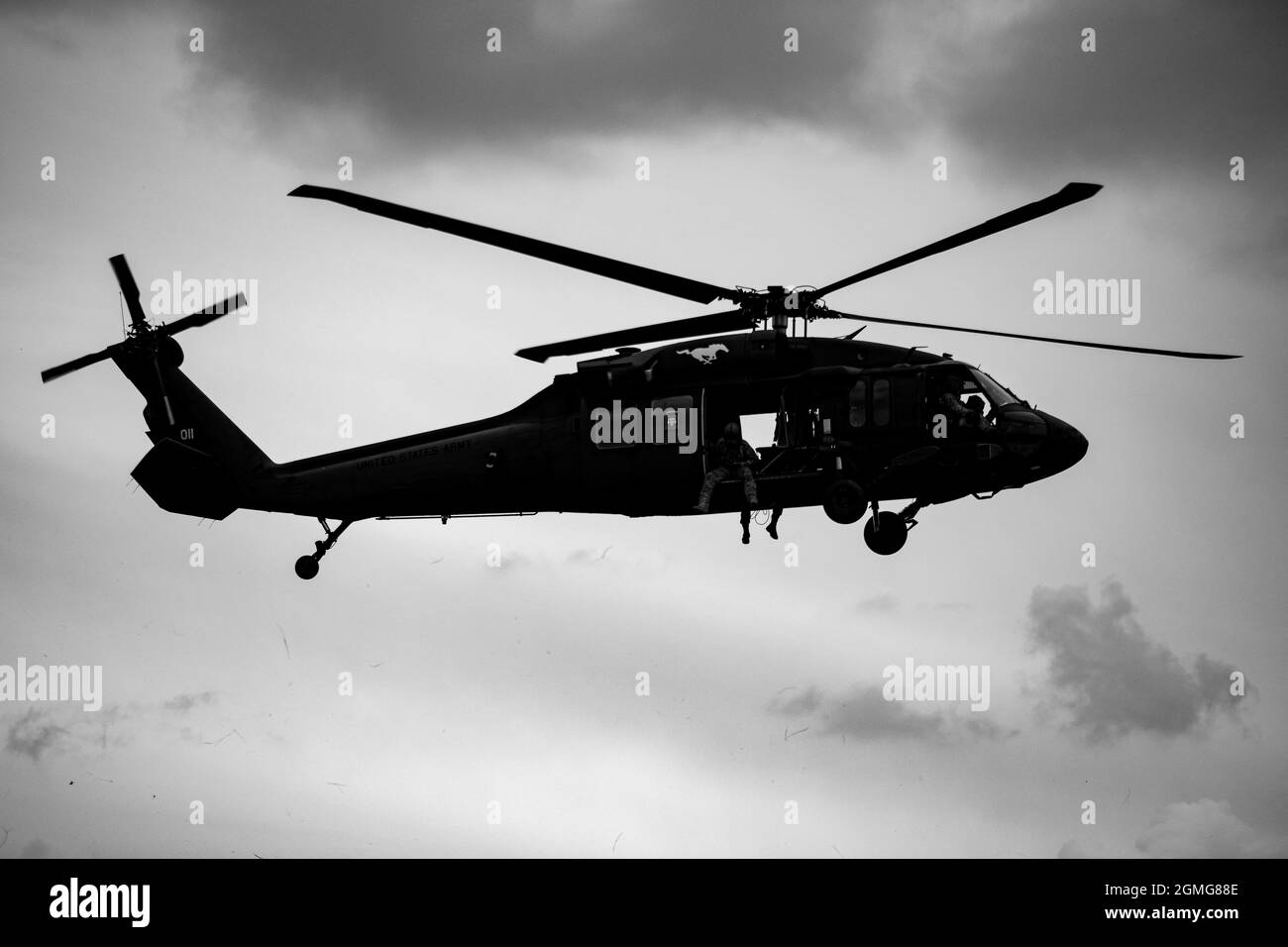 Les parachutistes affectés au 82e Bataillon de soutien de la brigade, équipe de combat de la 3e Brigade, 82e Division aéroportée conduisent une formation d'assaut aérien lors d'un exercice d'armement combiné en direct (CALFEX) sur fort Bragg, N.C., le 16 septembre 2021. Le CALFEX permet d'affiner l'état de préparation tactique dans les situations d'incendie en direct. (É.-U. Photo de l'armée par PFC. Vincent Levelev) Banque D'Images