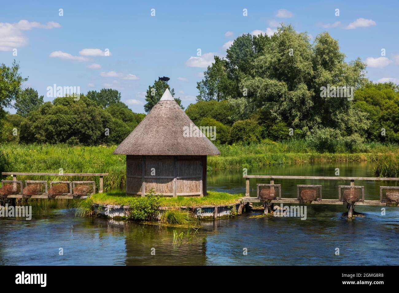 Angleterre, Hampshire, Test Valley, Stockbridge, Longstock, Domaine de Leckford, River Test et cabane traditionnelle de pêcheur de chaume Banque D'Images