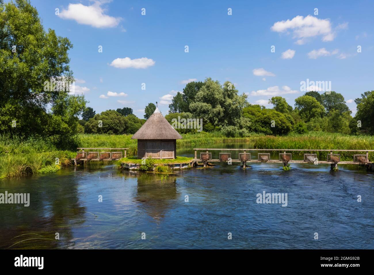Angleterre, Hampshire, Test Valley, Stockbridge, Longstock, Domaine de Leckford, River Test et cabane traditionnelle de pêcheur de chaume Banque D'Images