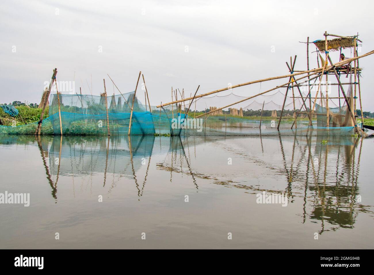 Filet de pêche unique. Il y a des structures en bambou avec des filets et des barrières d'échafaudage. Banque D'Images