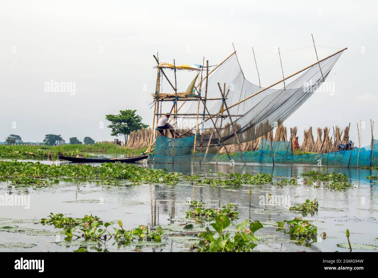 Filet de pêche unique. Il y a des structures en bambou avec des filets et des barrières d'échafaudage. Banque D'Images