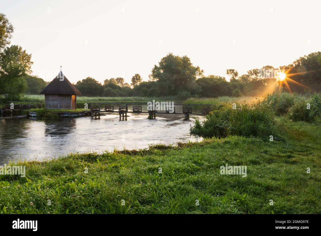 Angleterre, Hampshire, Test Valley, Stockbridge, Longstock, Domaine de Leckford, River Test et cabane traditionnelle de pêcheur de chaume Banque D'Images