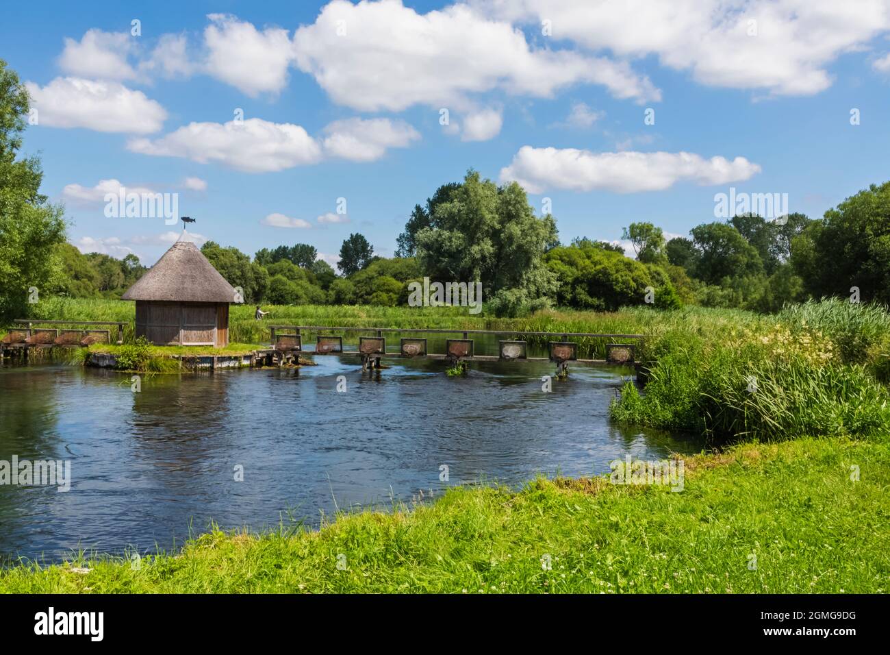 Angleterre, Hampshire, Test Valley, Stockbridge, Longstock, Domaine de Leckford, River Test et cabane traditionnelle de pêcheur de chaume Banque D'Images