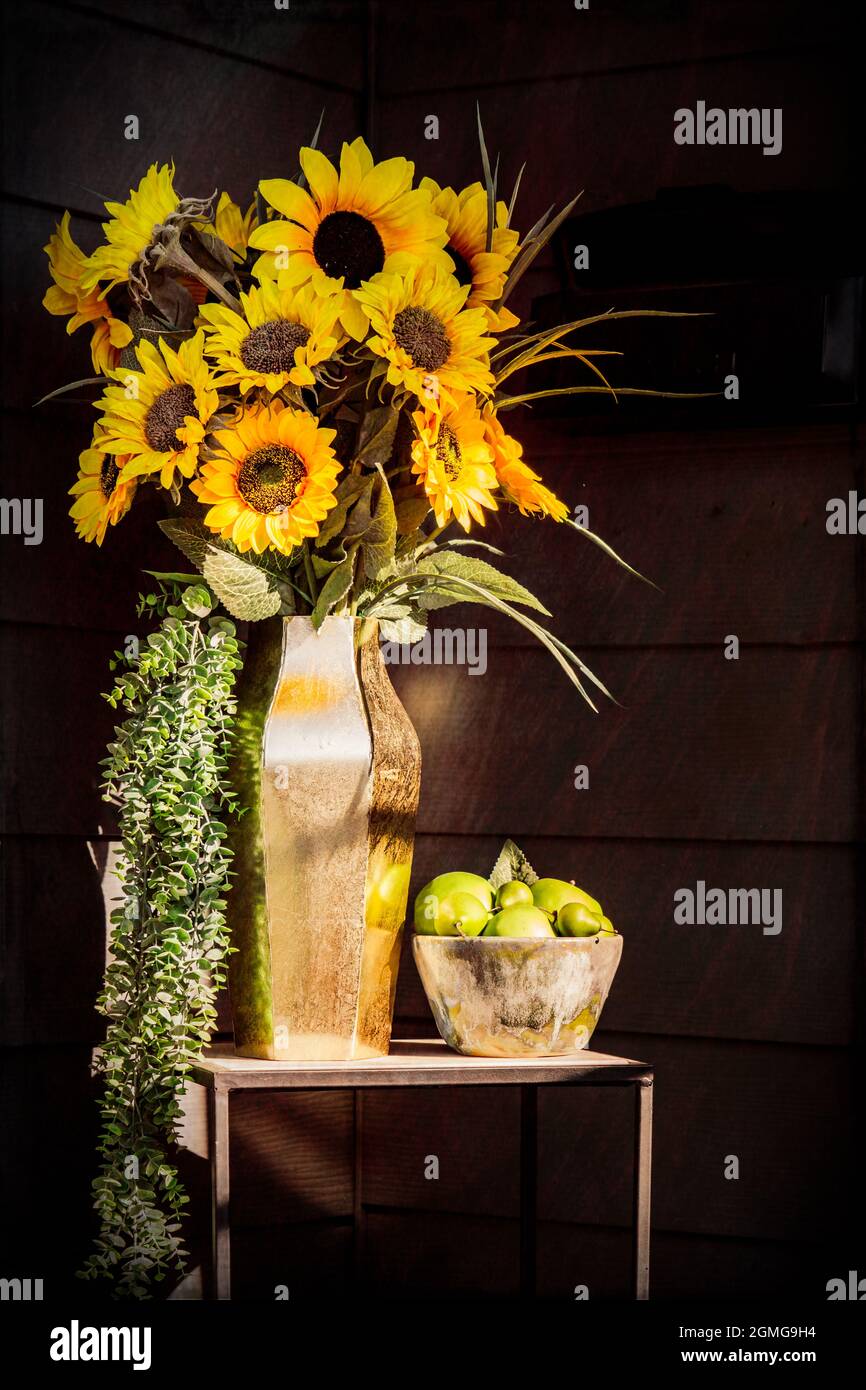 Grand vase avec fleurs de tournesol sur la table à l'entrée de la porte  avant Photo Stock - Alamy