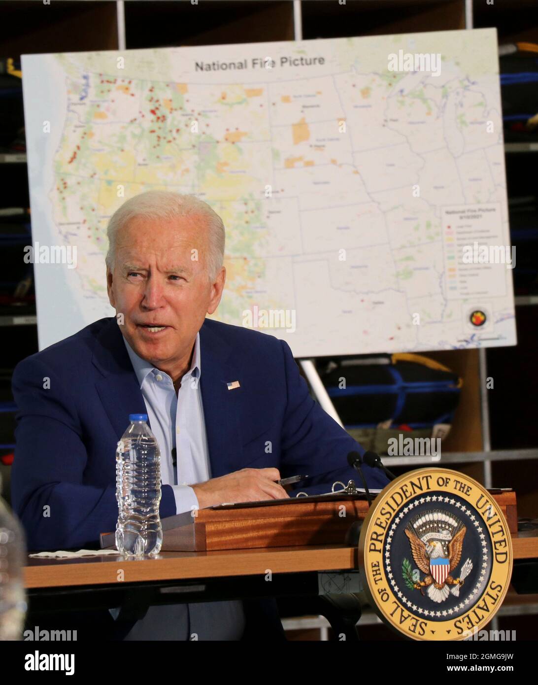 Joe Biden, président des États-Unis, lors d'une réunion d'information sur les incendies de forêt au National Interagency Fire Center le 13 septembre 2021 à Boise, Idaho. Crédit : Jessica Gardetto/BLM/Alay Live News Banque D'Images