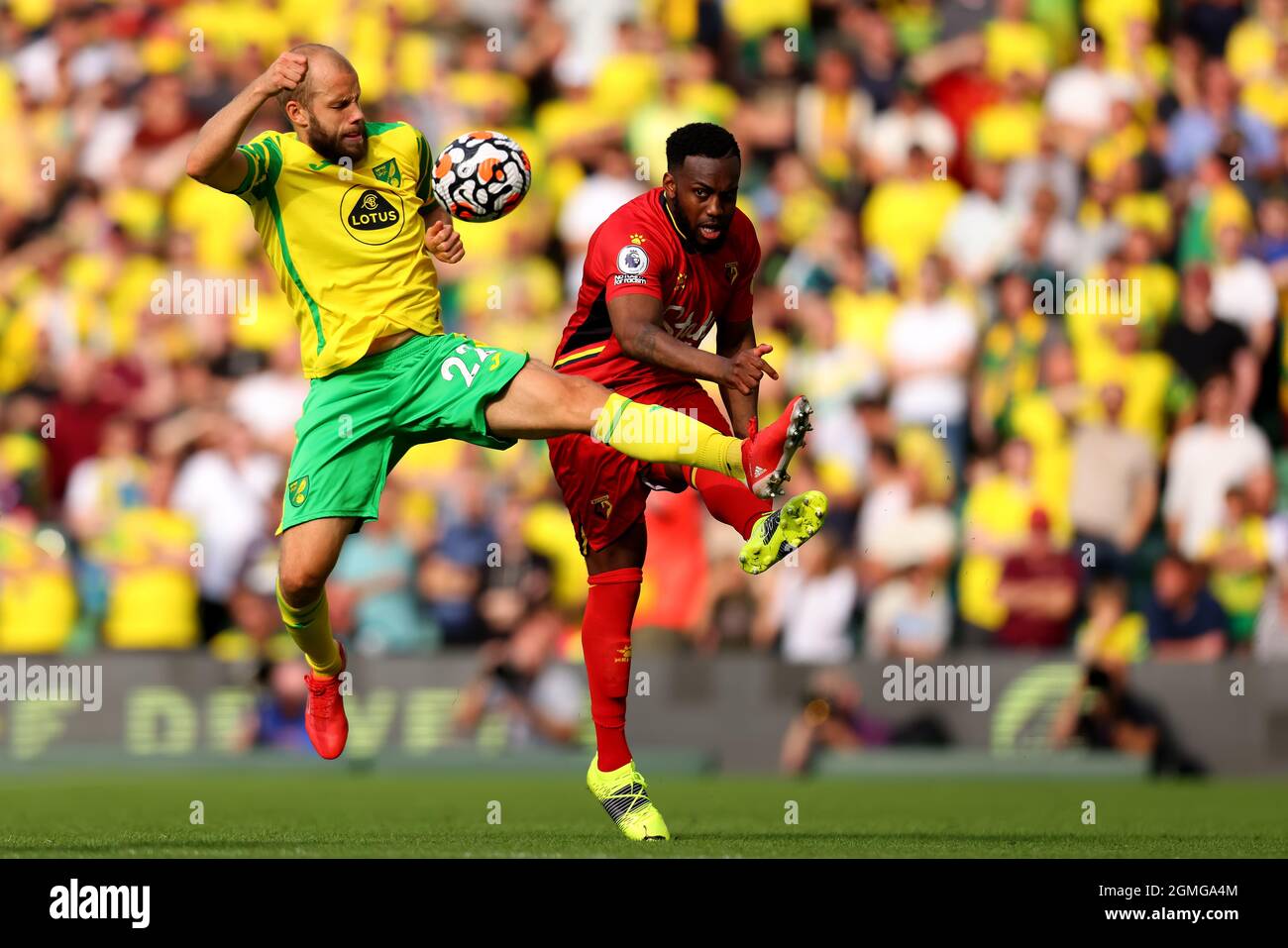 Carrow Road, Norwich, Royaume-Uni. 18 septembre 2021. Premier League football Norwich City contre Watford; Teemu Pukki de Norwich City tente de bloquer une autorisation par Danny Rose de Watford crédit: Action plus Sports/Alay Live News Banque D'Images