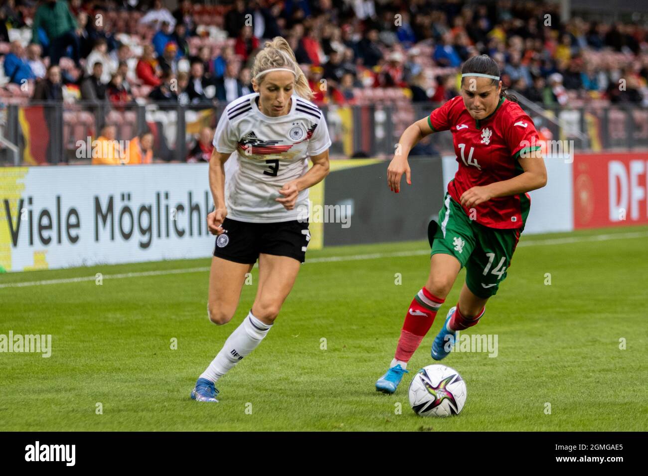 Cottbus, Allemagne. 18 septembre 2021. Kathrin Hendrich (3 Allemagne) contrôle le ballon pendant le jeu de qualification WM entre l'Allemagne et la Bulgarie au Stadion der Freudschaft le 18 septembre 2021 à Cottbus, Allemagne crédit: SPP Sport Press photo. /Alamy Live News Banque D'Images