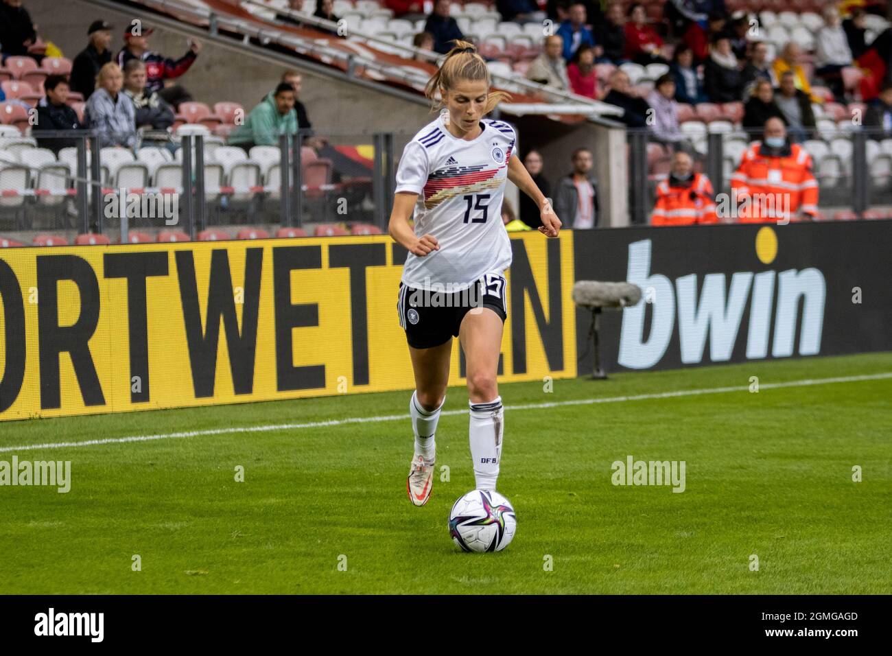 Cottbus, Allemagne. 18 septembre 2021. Tabea Waßmuth (15 Allemagne) contrôle le ballon pendant le jeu de qualification WM entre l'Allemagne et la Bulgarie au Stadion der Freudschaft le 18 septembre 2021 à Cottbus, Allemagne crédit: SPP Sport Press photo. /Alamy Live News Banque D'Images