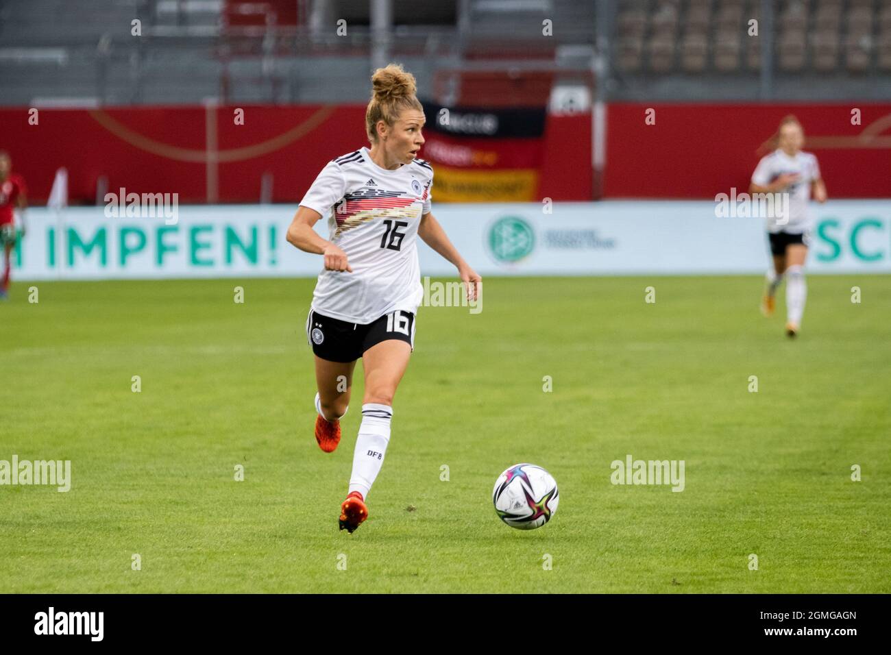 Cottbus, Allemagne. 18 septembre 2021. Linda Dallmann (16 Allemagne) contrôle le ballon pendant le jeu de qualification WM entre l'Allemagne et la Bulgarie au Stadion der Freudschaft le 18 septembre 2021 à Cottbus, Allemagne crédit: SPP Sport Press photo. /Alamy Live News Banque D'Images