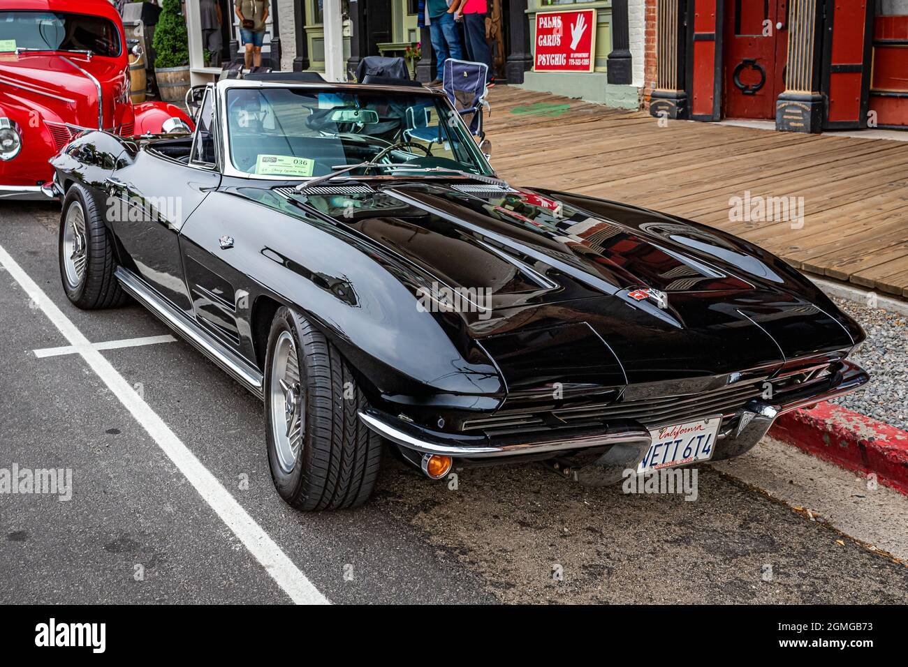 Virginia City, NV - le 31 juillet 2021 : cabriolet Corvette Stingray 1964 de Chevrolet à un salon automobile local. Banque D'Images